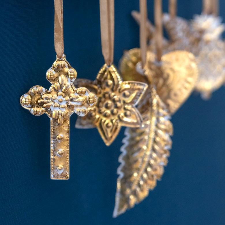 壁飾り　金色　金属製 Amazon｜アイアン ウォールデコ 壁飾り 金属壁装飾ゴールド花柄壁彫刻