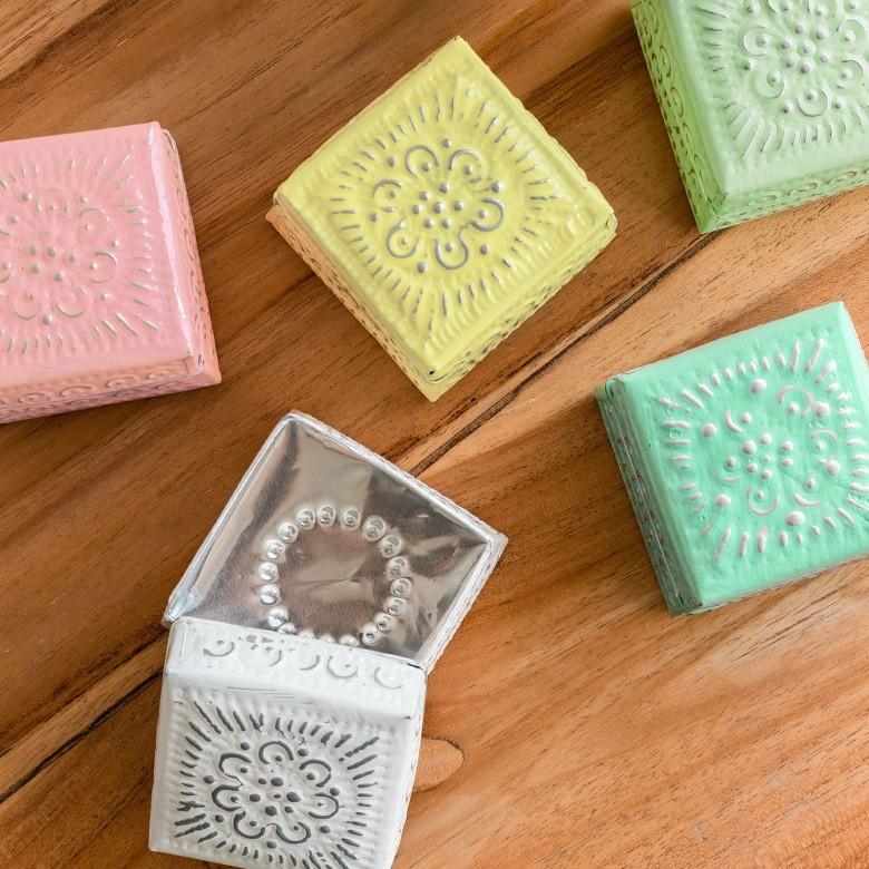 小物入れ 蓋つき アルミ製 収納 アクセサリーケース ジュエリーケース 正方形 型押し アジアン おしゃれ BOX 収納ケース 幅約8cm 13842 | ブランド登録なし | 10