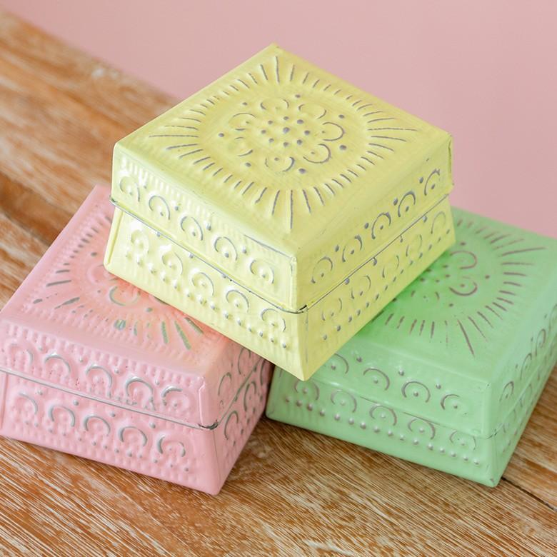 小物入れ 蓋つき アルミ製 収納 アクセサリーケース ジュエリーケース 正方形 型押し アジアン おしゃれ BOX 収納ケース 幅約11cm 13862 | ブランド登録なし | 21