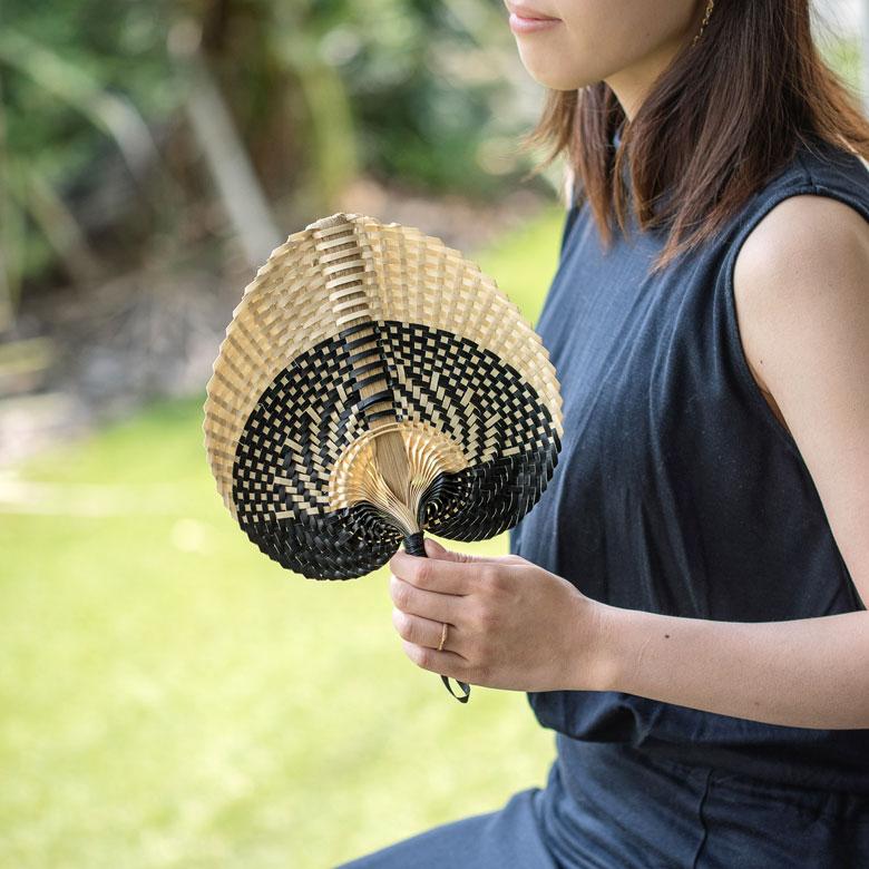 うちわ 団扇 扇子 せんす ロンタル 椰子製 Sサイズ 小 ハンドメイド 約 W21×D3×H26 モダンアジアン ナチュラル ブラック 13948 | ブランド登録なし | 14