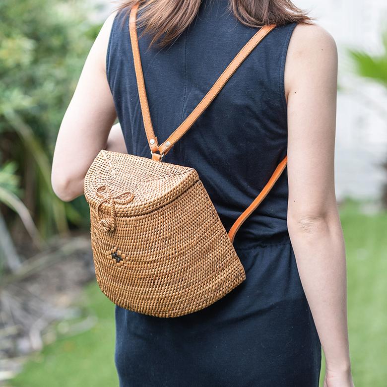 和装にも　籐と革　黒の蓋付きかごバッグ 中小型　アタバッグ 和装にも 籐と革 黒の蓋付きかごバッグ 中小型 アタバッグ 和装