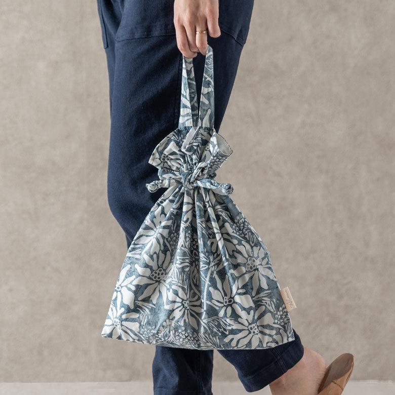 メール便対応 巾着 小物入れ スタンプ バティック 花柄 Alami アラミ トート エコ バッグ ランチ お弁当 手提げ 袋 おしゃれ 北欧  ナチュラル リゾート 14006 | ブランド登録なし