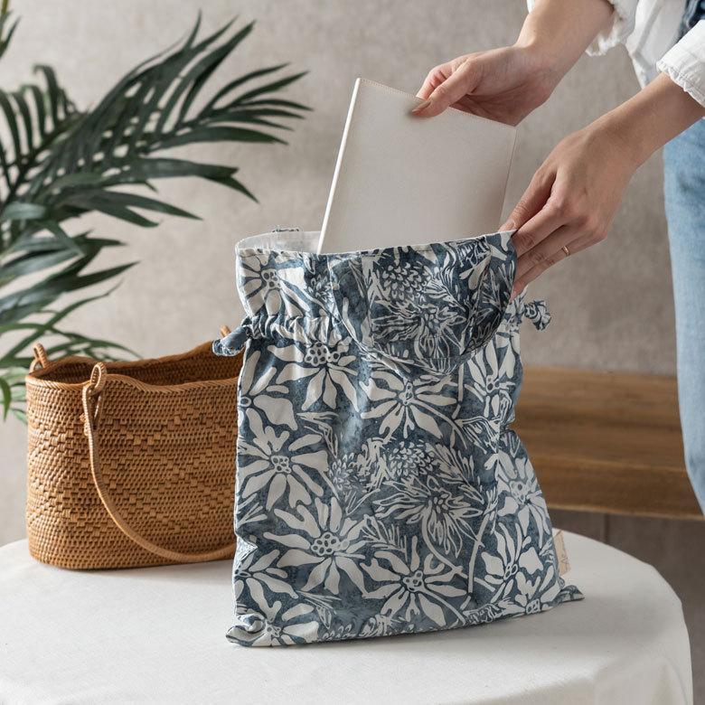 メール便対応 巾着 小物入れ スタンプ バティック 花柄 Alami アラミ トート エコ バッグ ランチ お弁当 手提げ 袋 おしゃれ 北欧  ナチュラル リゾート 14006 | ブランド登録なし | 08