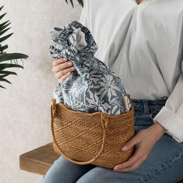 メール便対応 巾着 小物入れ スタンプ バティック 花柄 Alami アラミ トート エコ バッグ ランチ お弁当 手提げ 袋 おしゃれ 北欧  ナチュラル リゾート 14006 | ブランド登録なし | 09