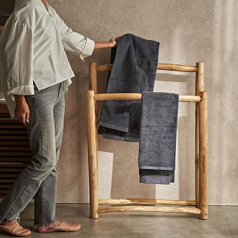 タオルハンガースタンド タオルハンガー 2連 タオル干し スタンド 天然木 タオル掛け 無垢材 タオルスタンド 洗面所 バスタオル チーク材 北欧 西海岸 14231 | ELEMENTS（インテリア） | 06