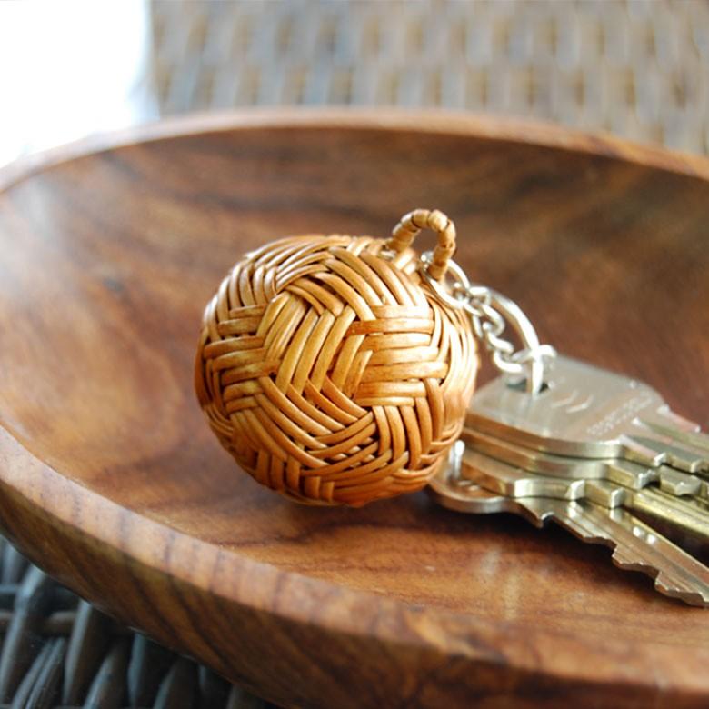 キーホルダー ボール型 アタ ストラップ バリ雑貨 アジアン ハンドメイド 手作り ナチュラル おしゃれ 2101 | ブランド登録なし