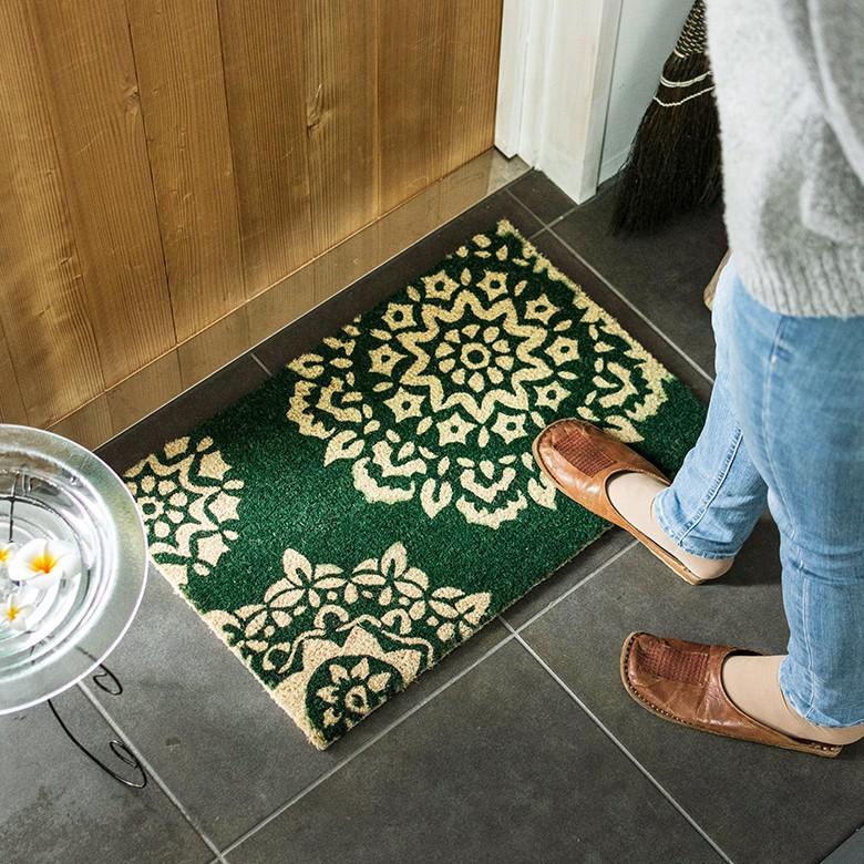 コイヤーマット 玄関マット ドアマット 室外 バティック柄 グリーン エントランス テラス デッキ 勝手口 泥落とし 雪 ココナッツ ココヤシ おしゃれ 32127 | ELEMENTS（インテリア） | 01
