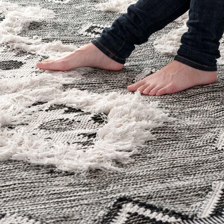ラグ ラグマット オルテガ柄 140×200cm 白黒 BOHO カーペット 絨毯