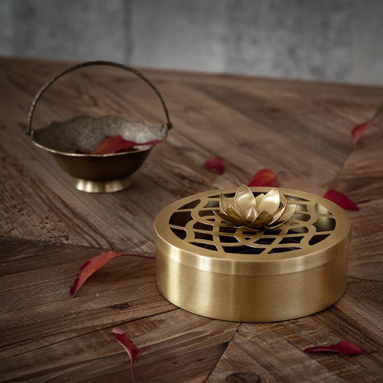 小物入れ 蚊取り線香入れ 蚊取り線香ホルダー 真鍮 ゴールド 直径 約13.5cm 蚊遣り 器 蓮 蚊やり ケース  かやり 入れ物 ポット キャンドル 34451 | ブランド登録なし | 10