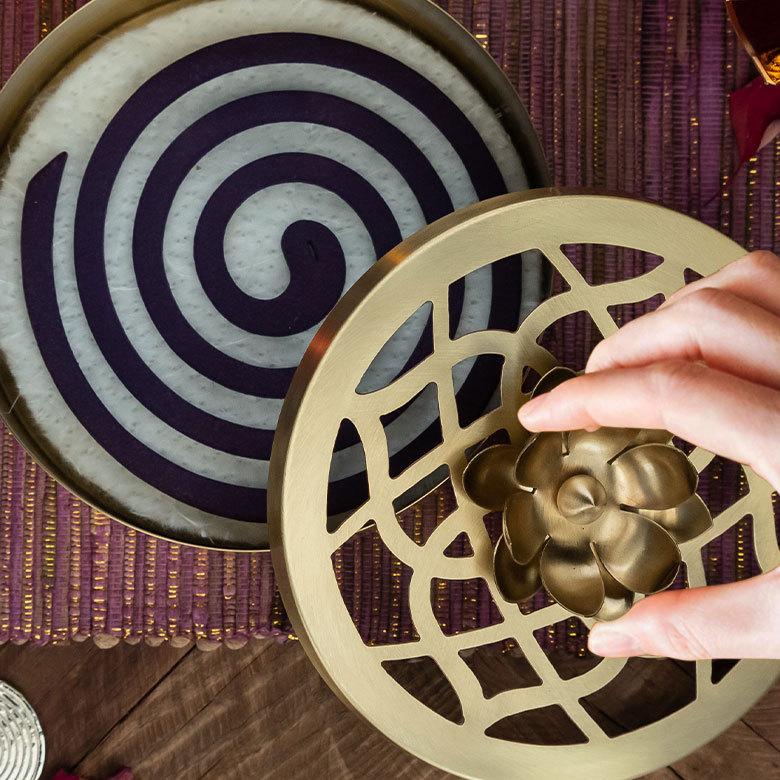 小物入れ 蚊取り線香入れ 蚊取り線香ホルダー 真鍮 ゴールド 直径 約13.5cm 蚊遣り 器 蓮 蚊やり ケース  かやり 入れ物 ポット キャンドル 34451 | ブランド登録なし | 13