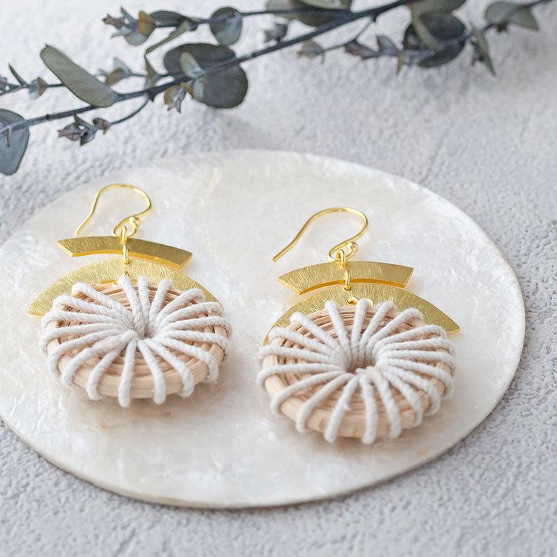 ピアス 真鍮 ラタン ゴールド アクセサリー レディース フックピアス エスニック 揺れる エレガント カジュアル アジアン おしゃれ 34455 | ブランド登録なし | 18