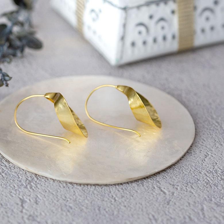 ピアス 真鍮 ゴールド アクセサリー レディース フック ピアス エスニック 揺れる エレガント カジュアル アジアン おしゃれ 34457 | ブランド登録なし | 18