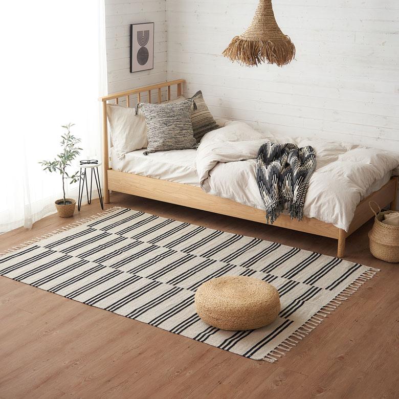 ラグ マット モノトーン ボーダー ストライプ インド製 約 140×200cm 夏用 絨毯 コットン フリンジ付き インテリア おしゃれ 北欧 西海岸 34528 | ELEMENTS（インテリア） | 01