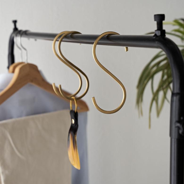 S字 フック 真鍮 M 大 ゴールド 金 属 アンティーク 風 吊り 下げ 見せる 収納 ウォール デコレーション 壁掛け おしゃれ 北欧 雑貨 インテリア 西海岸 34600 | ELEMENTS（インテリア） | 14