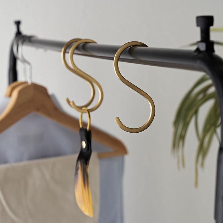 S字 フック 真鍮 S 小 ゴールド 金 属 アンティーク 風 吊り 下げ 見せる 収納 ウォール デコレーション 壁掛け おしゃれ 北欧 雑貨 インテリア 西海岸 34601 | ELEMENTS（インテリア） | 14