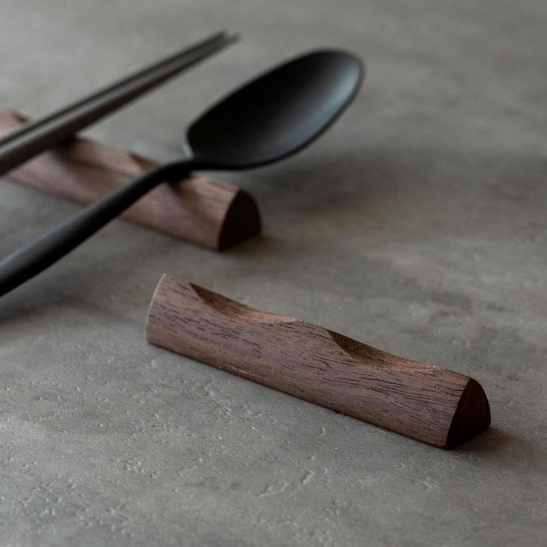 箸置き カトラリーレスト ウォルナットウッド 木製 ダークブラウン 天然木 ロング カフェ カトラリースタンド ハンドメイド かわいい リゾート ギフト 51265 | ELEMENTS（インテリア）