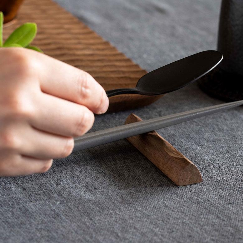 箸置き カトラリーレスト ウォルナットウッド 木製 ダークブラウン 天然木 ロング カフェ カトラリースタンド ハンドメイド かわいい リゾート ギフト 51265 | ELEMENTS（インテリア） | 02