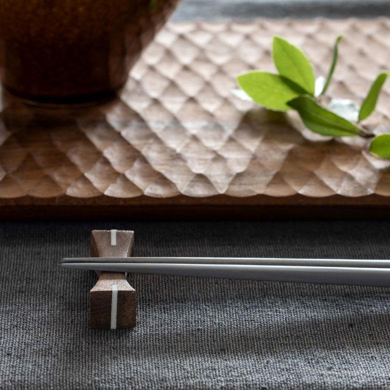 箸置き カトラリーレスト ウォルナットウッド 木製 ダークブラウン シェル 貝 天然木 カフェ カトラリースタンド ハンドメイド ギフト 51266 | ELEMENTS（インテリア） | 15