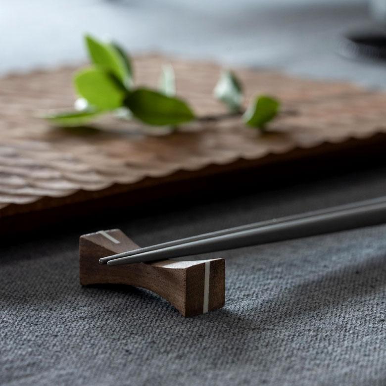 箸置き カトラリーレスト ウォルナットウッド 木製 ダークブラウン シェル 貝 天然木 カフェ カトラリースタンド ハンドメイド ギフト 51266 | ELEMENTS（インテリア） | 02