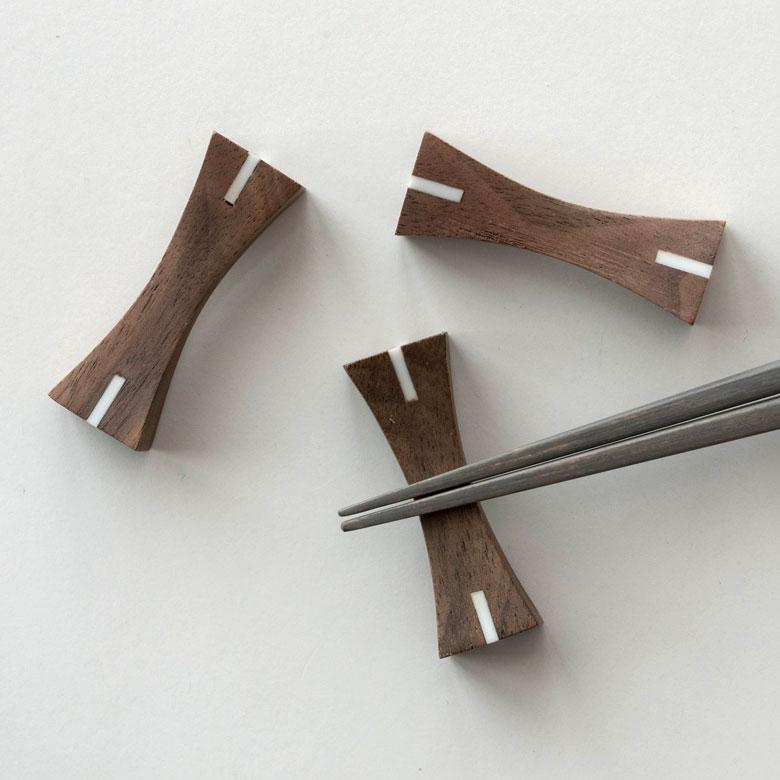 箸置き カトラリーレスト ウォルナットウッド 木製 ダークブラウン シェル 貝 天然木 カフェ カトラリースタンド ハンドメイド ギフト 51266 | ELEMENTS（インテリア） | 03