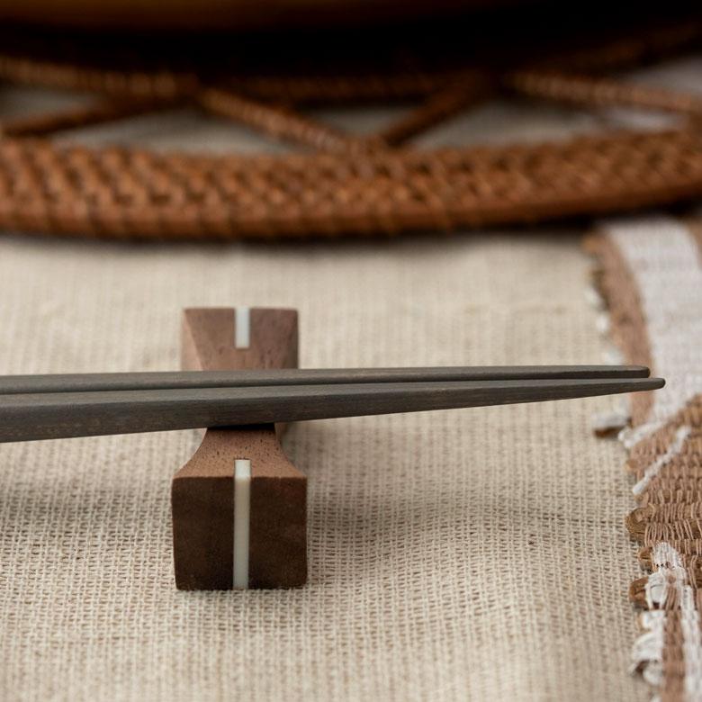 箸置き カトラリーレスト ウォルナットウッド 木製 ダークブラウン シェル 貝 天然木 カフェ カトラリースタンド ハンドメイド ギフト 51266 | ELEMENTS（インテリア） | 04