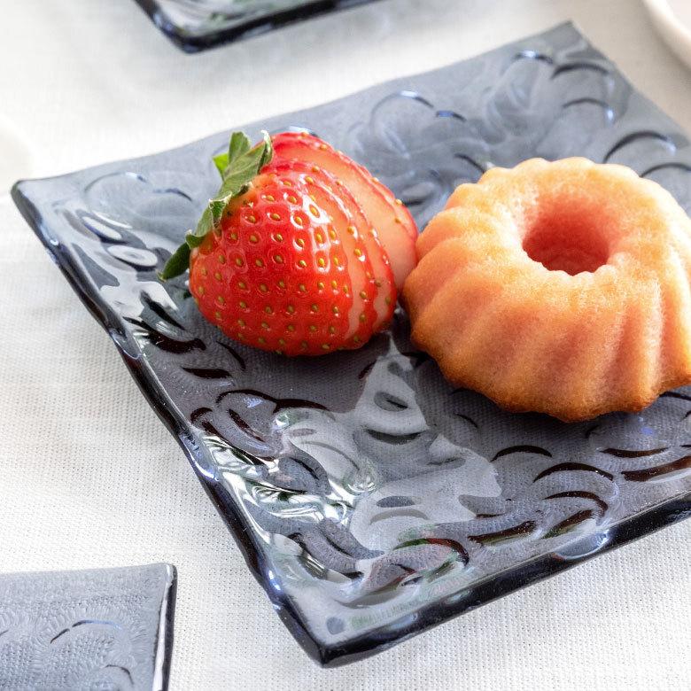 アラビア黒い果物と花のデザイン皿