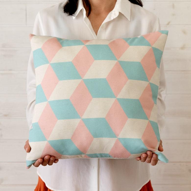 クッションカバー 約45×45cm 正方形 ソファークッション ベッドクッション ピンク ブルー 幾何柄 フェミニン 西海岸 ハワイ リゾート おしゃれ 66577 | ブランド登録なし | 03