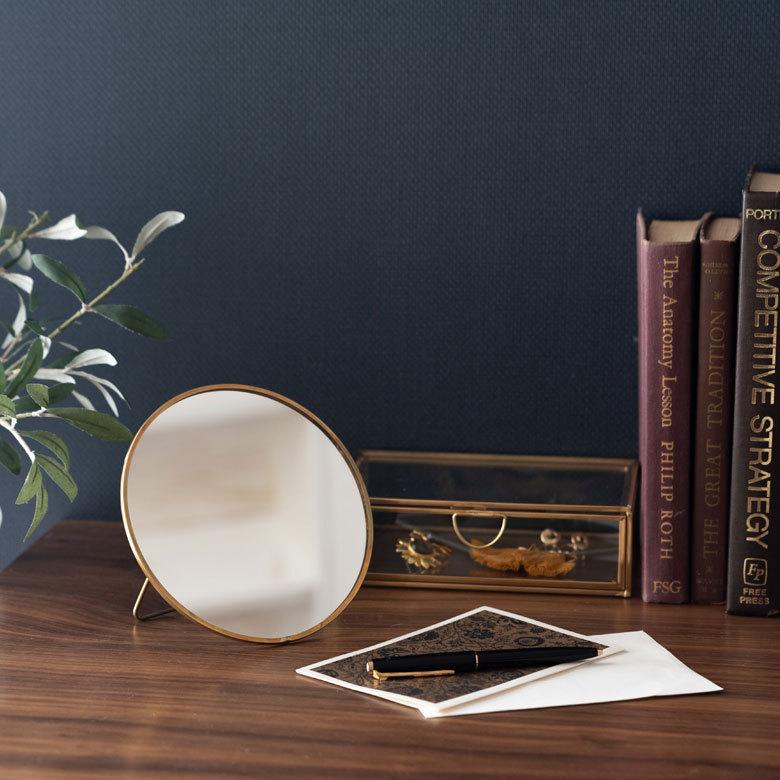 スタンドミラー 鏡 かがみ カガミ ミラー 卓上鏡 テーブルミラー アンティーク調 コンパクト 丸型 化粧鏡 可愛い メイクアップミラー 軽量 インテリア雑貨 66713 | ELEMENTS（インテリア） | 04