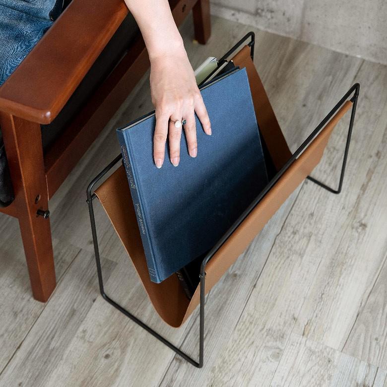 マガジンラッホルダー ラック 薄型 スリム コンパクト ソファ横 収納 新聞 茶色 キャメル 一人暮らし ワンルーム ミッドセンチュリー 66726 | ELEMENTS（インテリア） | 04