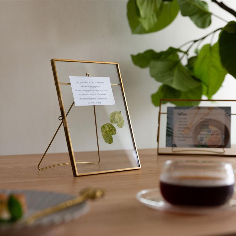 フォトフレーム 2L  縦 ガラス 真鍮 ケース アクセサリー 収納 写真 たて 入れ フォト メニュー スタンド ディスプレイ アンティーク 風 おしゃれ 67051 | ELEMENTS（インテリア） | 02
