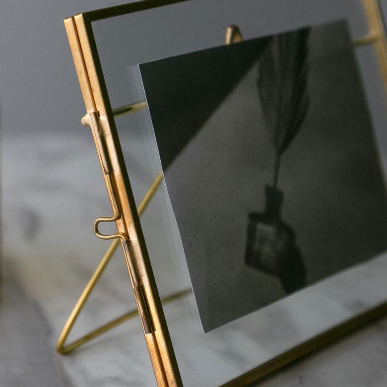 フォトフレーム 横 ガラス 真鍮 ケース ハガキサイズ 写真 たて 入れ 写真 たて メニュー スタンド ディスプレイ アンティーク 風 おしゃれ インテリア 67052 | ELEMENTS（インテリア） | 03