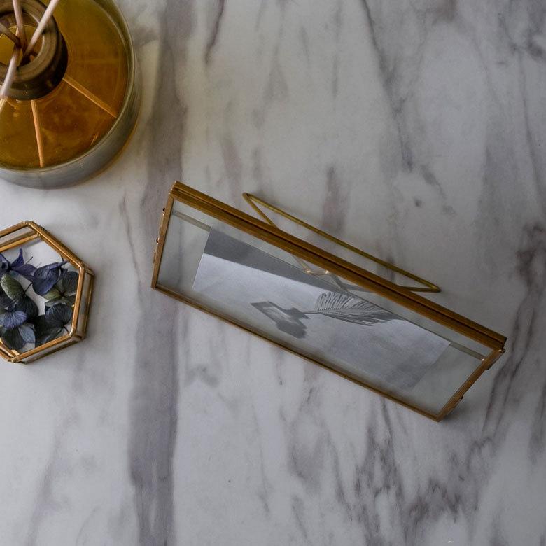 フォトフレーム 横 ガラス 真鍮 ケース ハガキサイズ 写真 たて 入れ 写真 たて メニュー スタンド ディスプレイ アンティーク 風 おしゃれ インテリア 67052 | ELEMENTS（インテリア） | 06