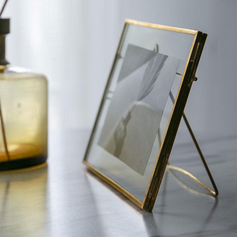 フォトフレーム 横 ガラス 真鍮 ケース ハガキサイズ 写真 たて 入れ 写真 たて メニュー スタンド ディスプレイ アンティーク 風 おしゃれ インテリア 67052 | ELEMENTS（インテリア） | 09