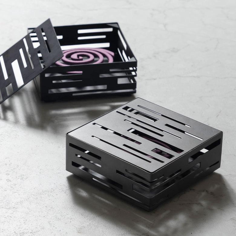 蚊取り線香 入れ スクエア型 スリットデザイン 幾何柄 スチール製 蚊遣り ホルダー かやり 蚊やり オブジェ アウトドア おしゃれ 屋外 屋内 西海岸 男前 67118 | ELEMENTS（インテリア）