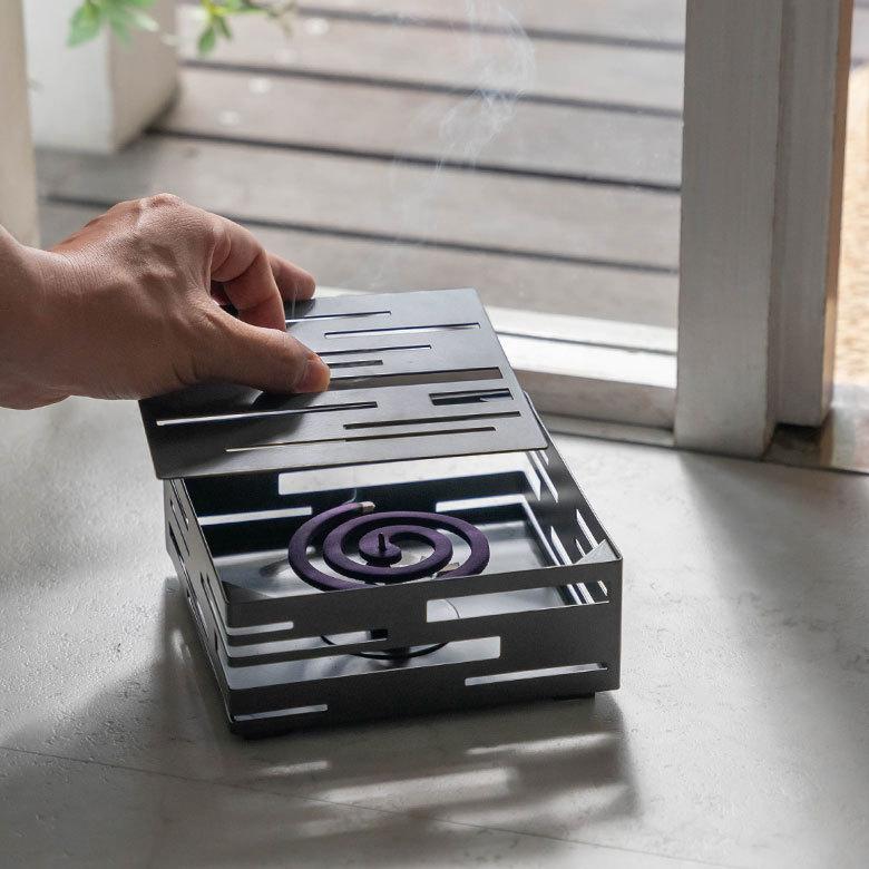 蚊取り線香 入れ スクエア型 スリットデザイン 幾何柄 スチール製 蚊遣り ホルダー かやり 蚊やり オブジェ アウトドア おしゃれ 屋外 屋内 西海岸 男前 67118 | ELEMENTS（インテリア） | 05