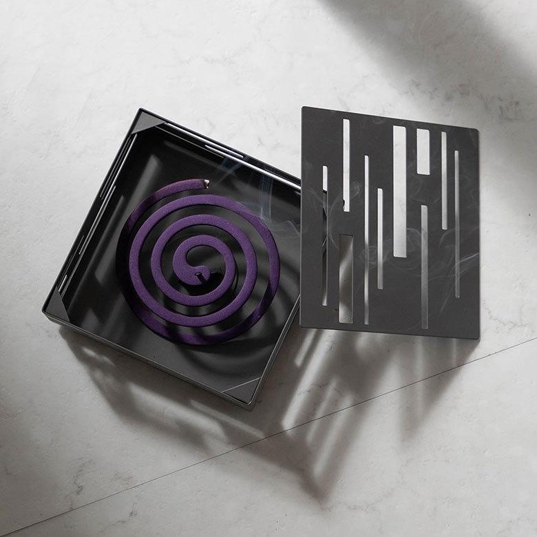 蚊取り線香 入れ スクエア型 スリットデザイン 幾何柄 スチール製 蚊遣り ホルダー かやり 蚊やり オブジェ アウトドア おしゃれ 屋外 屋内 西海岸 男前 67118 | ELEMENTS（インテリア） | 07