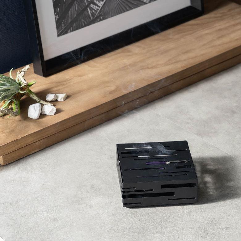 蚊取り線香 入れ スクエア型 スリットデザイン 幾何柄 スチール製 蚊遣り ホルダー かやり 蚊やり オブジェ アウトドア おしゃれ 屋外 屋内 西海岸 男前 67118 | ELEMENTS（インテリア） | 09