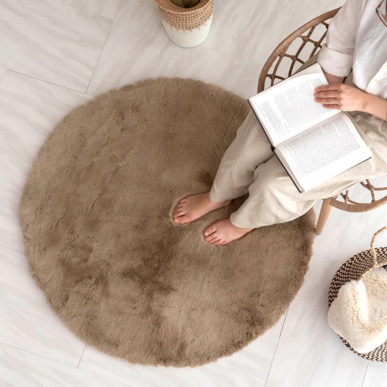 ラグ ラグマット 円形 約 直径 100cm フェイクファー フェイクラビットファー 洗える 丸洗い 滑り止め カーペット 無地 シンプル 起毛 ムートン ボア 70109 | ELEMENTS（インテリア） | 24