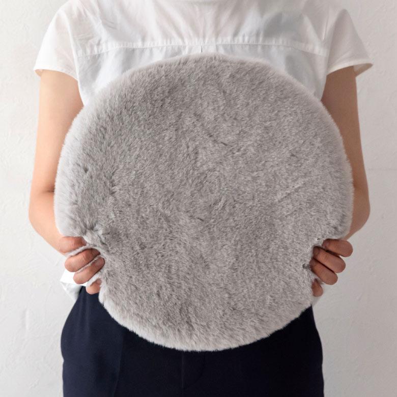 チェアパッド 座布団 円形 約 直径 35cm フェイクラビットファー 丸形 丸型 洗える 丸洗い 滑り止め あったか 無地 シンプル フェイク ムートン ボア 70112 | ブランド登録なし | 20