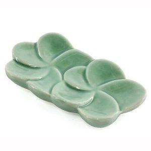 アジアン雑貨 プルメリアの花をモチーフにした陶器のお箸置き フラット-２輪タイプ グリーン アジア工房 7221 | ブランド登録なし