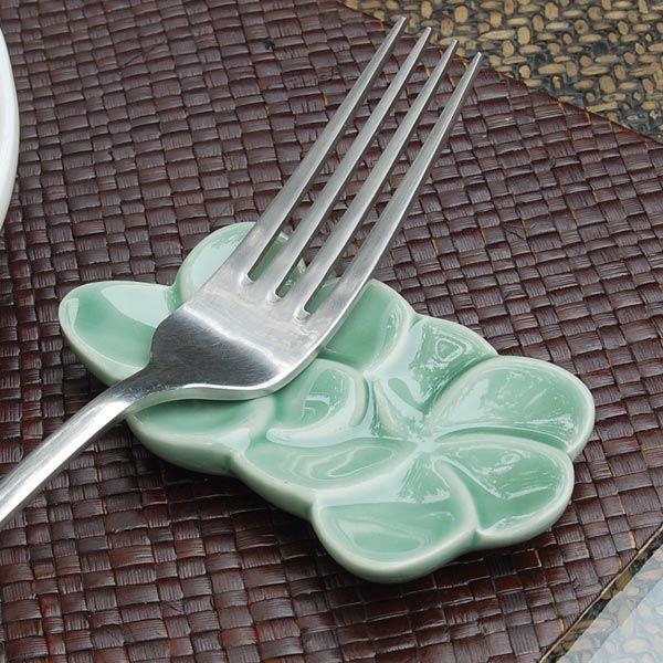 アジアン雑貨 プルメリアの花をモチーフにした陶器のお箸置き フラット-２輪タイプ グリーン アジア工房 7221 | ブランド登録なし | 02