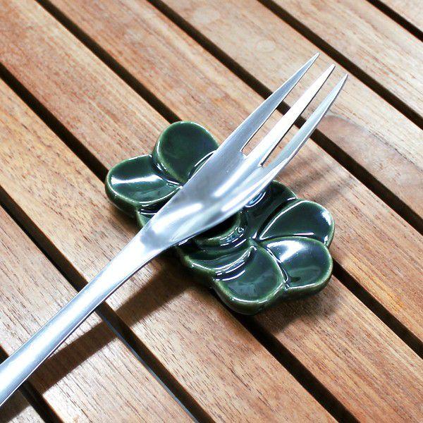 アジアン雑貨 プルメリアの花をモチーフにした陶器のお箸置き フラット-２輪タイプ グリーン アジア工房 7221b | ブランド登録なし
