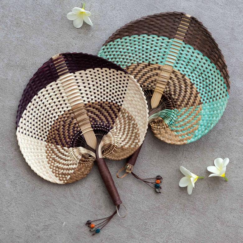うちわ 団扇 扇子 せんす ロンタル 椰子製 ハンドメイド ビーズ付き 約 W30×D2×H37 モダンアジアン ミント チョコレートブラウン 8721 | ブランド登録なし