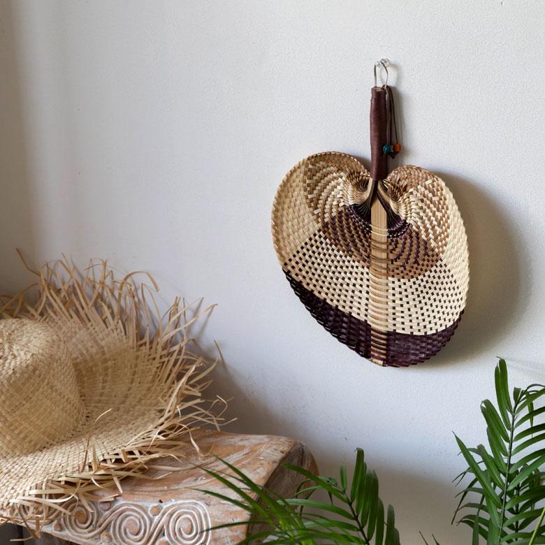 うちわ 団扇 扇子 せんす ロンタル 椰子製 ハンドメイド ビーズ付き 約 W30×D2×H37 モダンアジアン ミント チョコレートブラウン 8721 | ブランド登録なし | 16