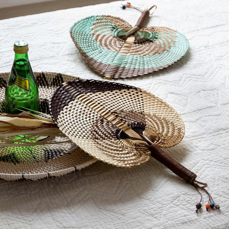 うちわ 団扇 扇子 せんす ロンタル 椰子製 ハンドメイド ビーズ付き 約 W30×D2×H37 モダンアジアン ミント チョコレートブラウン 8721 | ブランド登録なし | 18