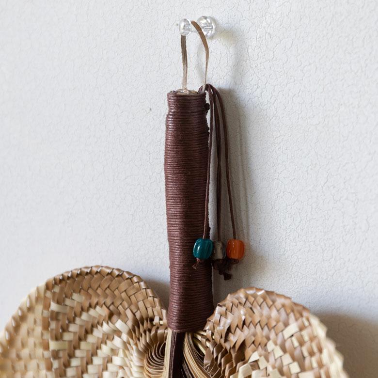 うちわ 団扇 扇子 せんす ロンタル 椰子製 ハンドメイド ビーズ付き 約 W30×D2×H37 モダンアジアン ミント チョコレートブラウン 8721 | ブランド登録なし | 06