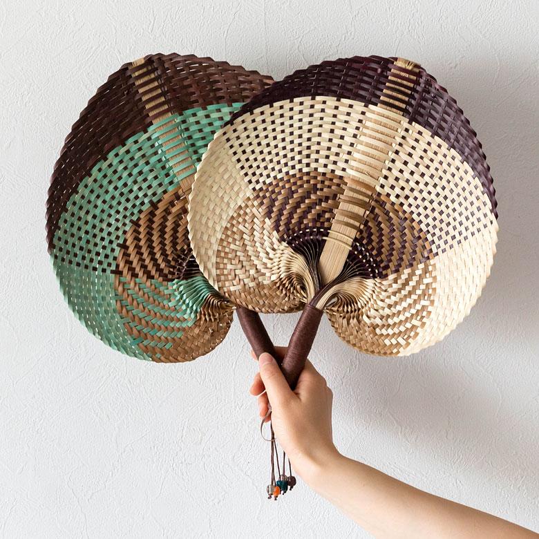 うちわ 団扇 扇子 せんす ロンタル 椰子製 ハンドメイド ビーズ付き 約 W30×D2×H37 モダンアジアン ミント チョコレートブラウン 8721 | ブランド登録なし | 09