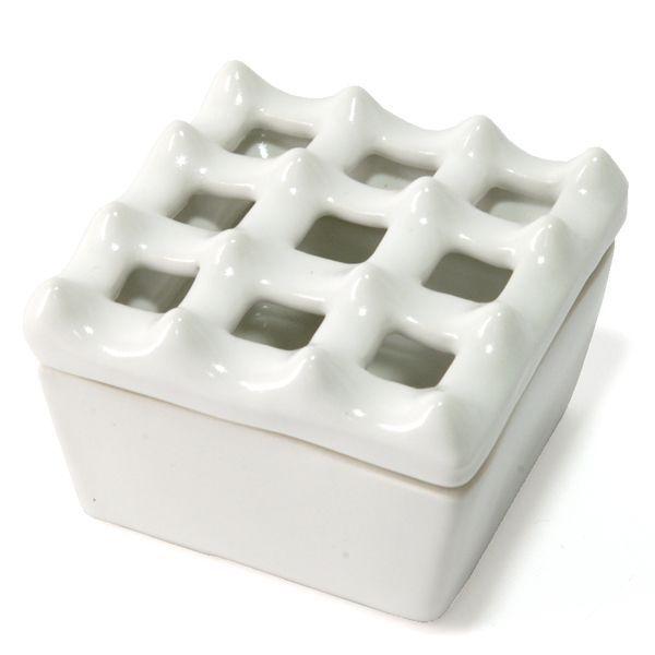 アジアン雑貨 陶器でできた波型デザインの灰皿 ホワイト アジア工房 8804 | ブランド登録なし | 01