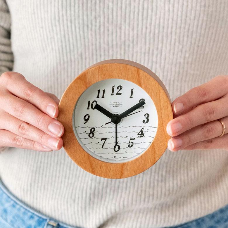 時計 置時計 丸型 直径10cm 木 ガラス ブルー ネイビー ホワイト スタンド付 目覚まし時計 スイープムーブメント ウッド おしゃれ フレーム ナチュラル 90278 | INTERFORM | 08