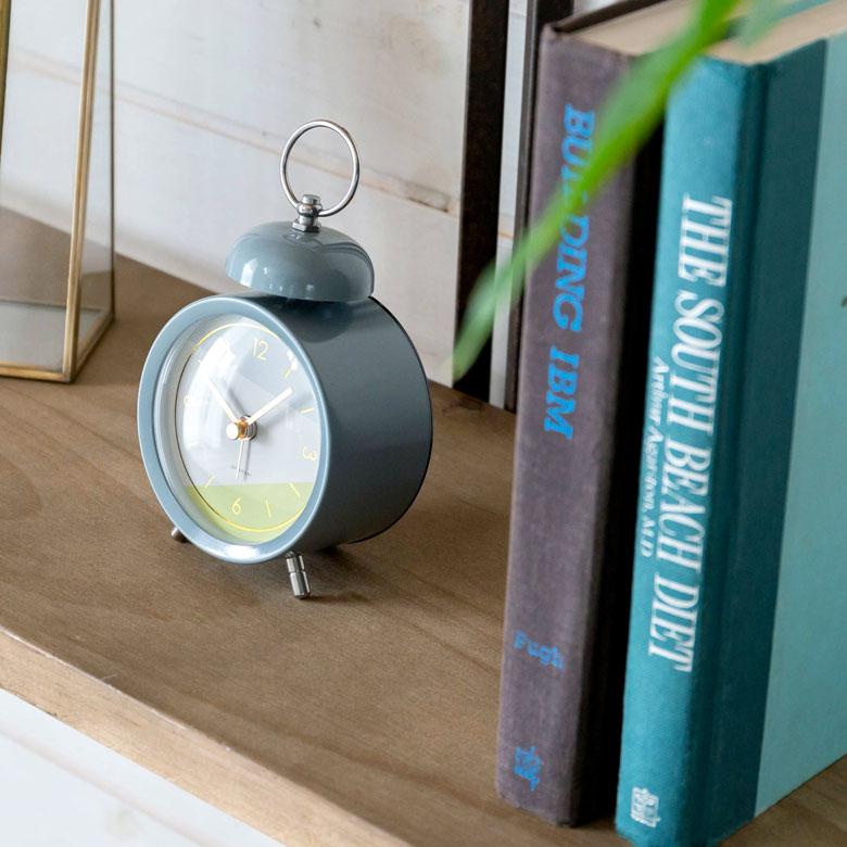 時計 置時計 丸型 直径9cm スチール ガラス ホワイト グレー アイボリー ベル付き ステップムーブメント レトロ ペールトーン バイカラー 90279 | INTERFORM | 05